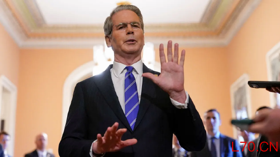 报道:贝森特称美国允许伊朗油轮通过霍尔木兹海峡